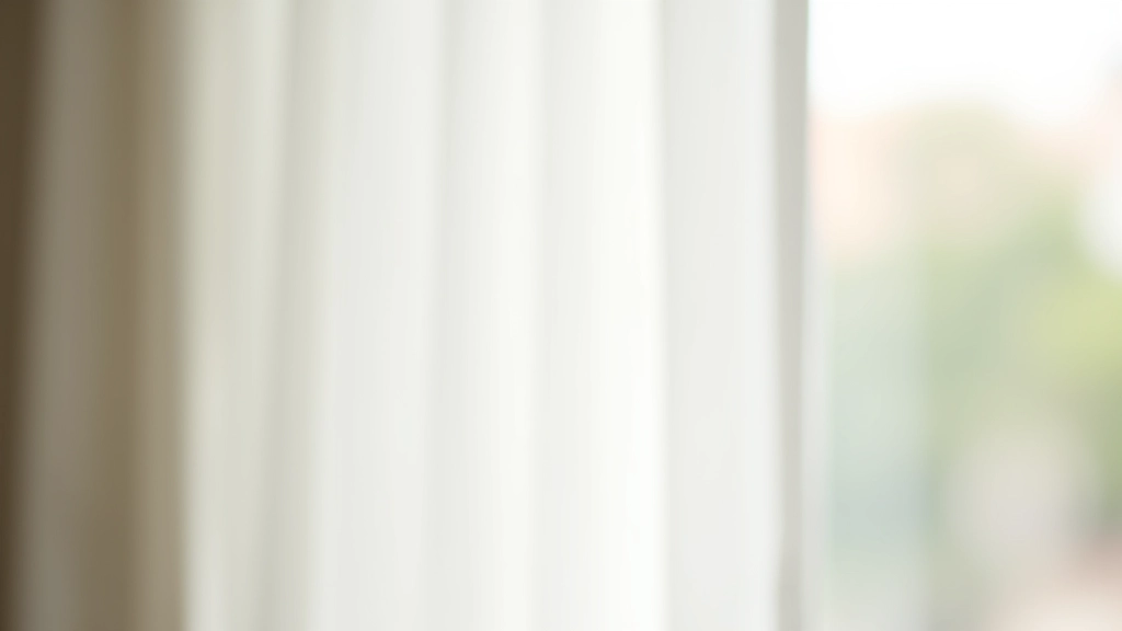 Close-up de cortinas brancas e claras balançando suavemente em uma janela, luz natural forte passando através